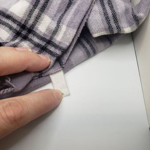 Soft gray plaid scarf with tassels - Picture 5 of 5